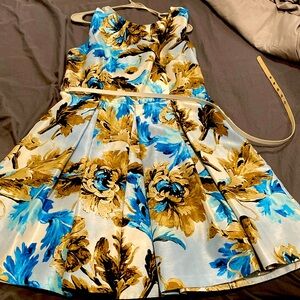 A size 14 summer dress. It comes with a matching belt around your waist.